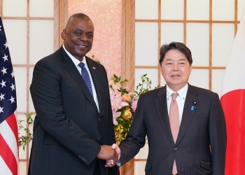 正面を向き、握手を交わす、林大臣とオースティン国防長官の様子