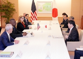 テーブルにつき、会談を行う、林大臣とオースティン国防長官の様子