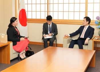 サラサール駐日ボリビア臨時代理大使と秋本外務大臣政務官の会談の様子
