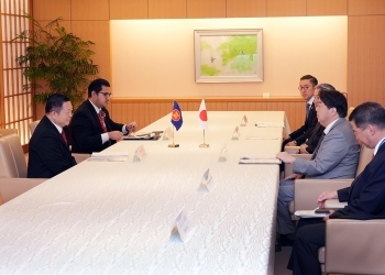 林外務大臣が、カオ・キムホンASEAN事務総長と会談を行っている様子