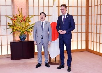正面を向き、写真撮影に応じる、林大臣とヴュスト州首相の様子