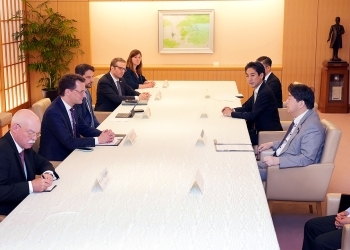 テーブルにつき、意見交換を行う、林大臣とヴュスト州首相の様子