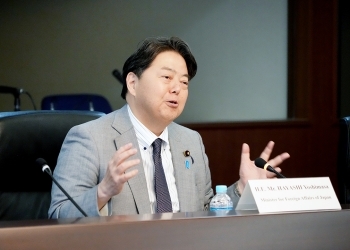 プログラム参加者と意見交換を行う、林外務大臣の様子