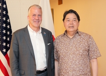 正面を向き、写真撮影に応じる、林大臣とサリバン上院議員の様子