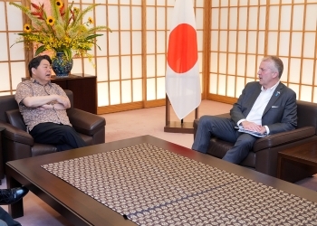 着席し、意見交換を行う、林大臣とサリバン上院議員の様子