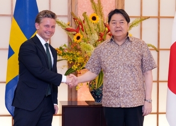 正面を向き、握手を交わす、林大臣とヨンソン国防相の様子