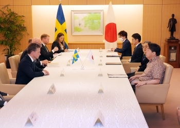 テーブルにつき、会談を行う、林大臣とヨンソン国防相の様子