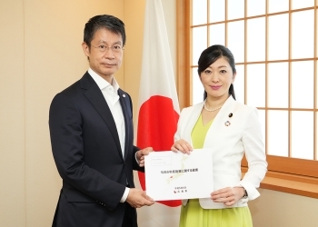 湯﨑広島県知事と記念撮影をする吉川外務大臣政務官