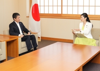湯﨑広島県知事と会談をする吉川外務大臣政務官の様子