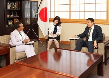 ムスヤ国連事務次長補と意見交換をする武井副大臣