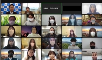 （写真）参加者が映し出されたモニターの様子