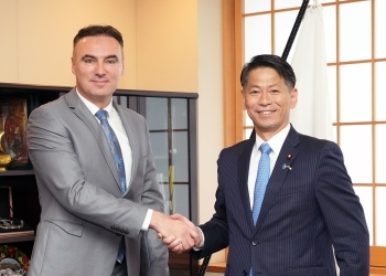 正面を向き、握手を交わす、山田副大臣とベリャン大使の様子