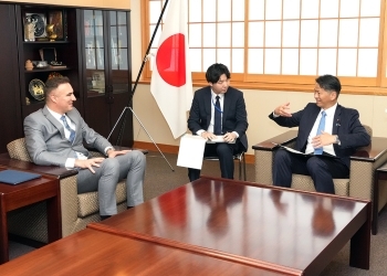着席し、意見交換を行う、山田副大臣とベリャン大使の様子