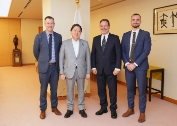 シドニー大学米国研究センター関係者と記念撮影を行う林外務大臣
