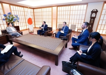 林外務大臣がマイケル・グリーン氏と懇談している様子