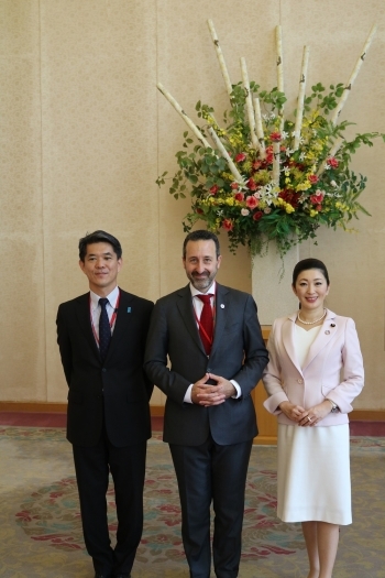 吉川外務大臣政務官、マルディーニICRC事務局長及び遠藤国際協力局長との記念写真