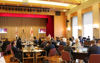 開会の挨拶をする吉川外務大臣政務官
