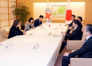 林外務大臣とスポリアリッチ赤十字国際委員会(ICRC)総裁との意見交換の様子