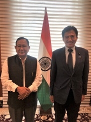シン外務・教育担当閣外大臣と武井副大臣との記念写真
