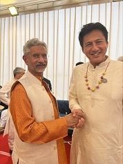 ジャイシャンカル・インド外相と握手をする武井副大臣