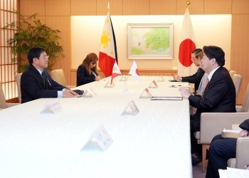 林外務大臣が、アニョ・フィリピン国家安全保障担当顧問と会談を行っている様子