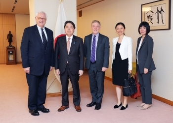 林大臣とハムレCSIS所長一行による集合写真