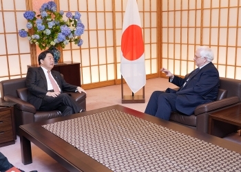 着席し、意見交換を行う、林大臣とハムレCSIS所長の様子