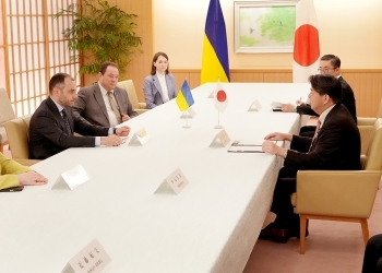 クブラコフ副首相と会談をする林外務大臣の様子