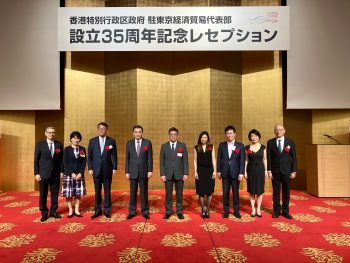 記念レセプション出席者による記念撮影