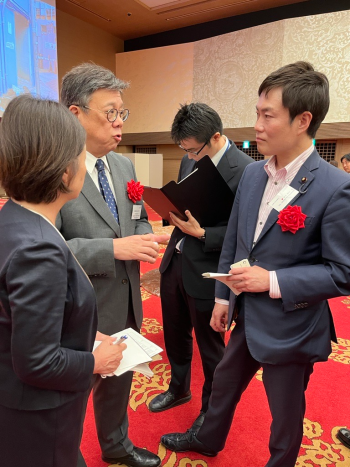 レセプションで、参加者と懇談する秋本外務大臣政務官