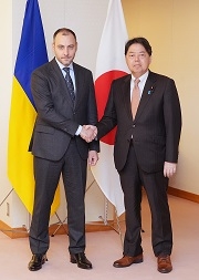 クブラコフ副首相と握手をする林外務大臣