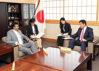 武井外務副大臣が、トンダマン・スリランカ東部州知事と懇談している様子