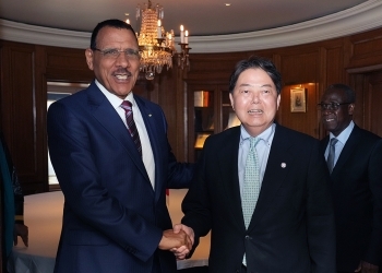 バズム・ニジェール大統領と握手をする林外務大臣