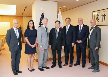正面を向き、写真撮影に応じる、林大臣と米下院歳入委議員団、およびエマニュエル大使の様子