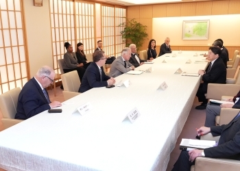 テーブルにつき、意見交換を行う、林大臣と米下院歳入委議員団の様子