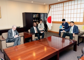 アヴァフィア・ユニットエイド事務次長及びゴア医薬品特許プール(MPP)事務局長と懇談する武井外務副大臣
