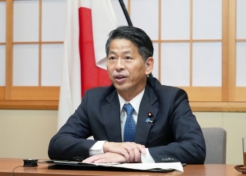 テーブルにつき、IPEFオンライン閣僚級会合に臨む、山田副大臣の様子