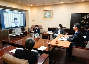 IPEFオンライン閣僚級会合にて他国代表者の発言を聞く、山田副大臣の様子