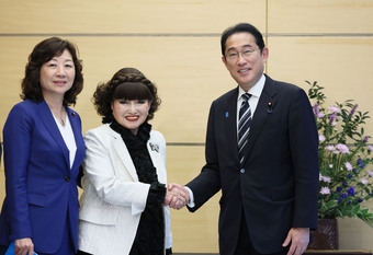 黒柳親善大使と握手しながら記念撮影をする岸田総理大臣