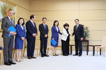 岸田総理大臣と記念撮影をする黒柳親善大使とユニセフ議員連盟メンバーの様子