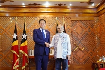 ラモス=ホルタ大統領と握手する武井外務副大臣