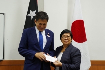 ライ国民議会議長と握手する武井外務副大臣