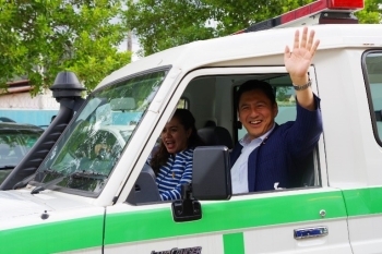救急車引渡式に出席する武井外務副大臣