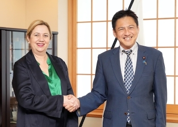 パラシェ・オーストラリア連邦クイーンズランド州首相と握手する武井外務副大臣