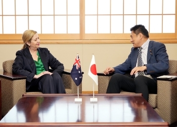 武井外務副大臣が、パラシェ州首相と懇談している様子