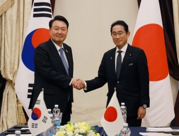 ユン韓国大統領と握手をする岸田総理