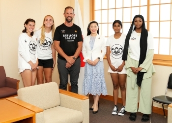 「#SheBelongsプロジェクト」で設立されたユタ州在住の難民と現地学生で構成の女子サッカー・チームの代表が吉川外務大臣政務官へ表敬