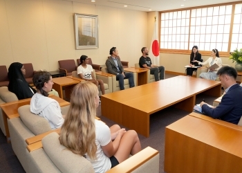 「#SheBelongsプロジェクト」で設立された女子サッカー・チームの代表と吉川政務官の懇談の様子