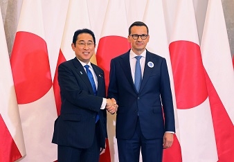 モラヴィエツキ・ポーランド首相と握手をする岸田総理