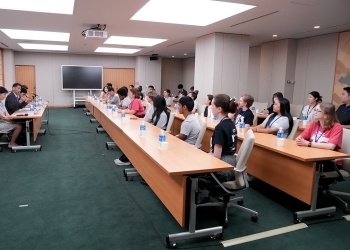 米国の高校生・大学生一行と会談する山田外務副大臣の様子